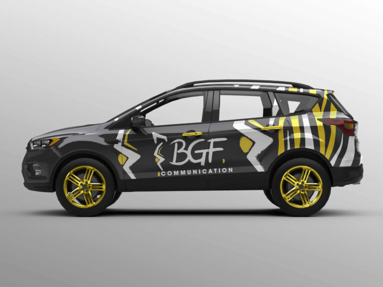 Un SUV noir avec un emballage graphique personnalisé gris et jaune conçu par les meilleurs designers, mettant en évidence le logo « bgf communication » sur les côtés et le capot, équipé de jantes aux accents jaunes et d'un toit.